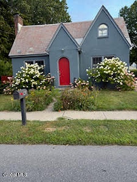 4th image of 261 W Circular Street
