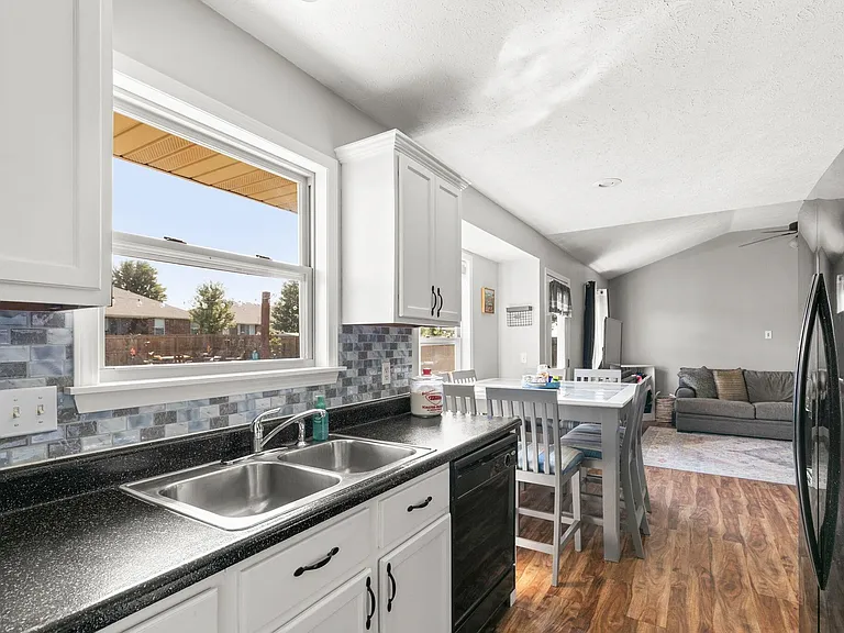 736 W Logan St — Photo 11