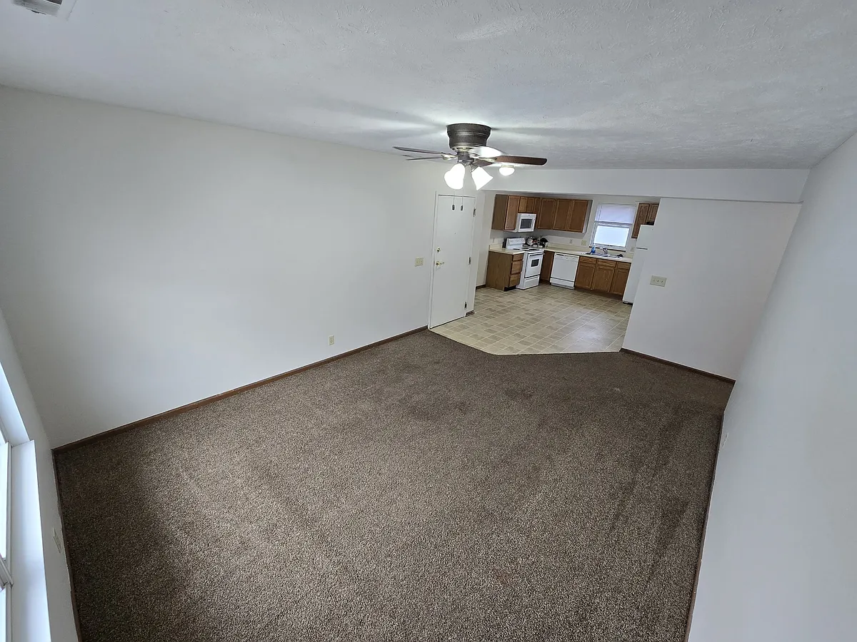 Building Photo - 6417 Burlington Ave #4