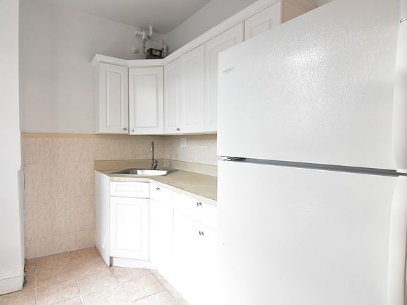 3rd image of 1407 Sheridan Ave APT 1A