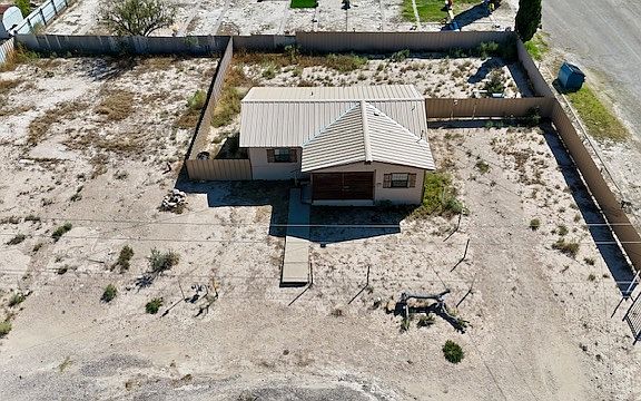 3rd image of 407 W El Paso St