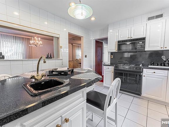 5th image of 1806 Rensselaer Rd