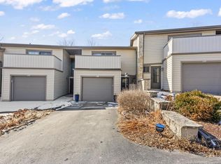 987 Lake Country Ct, Oconomowoc, WI 53066