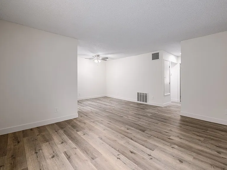 1010 - 1012 E Acacia Ave — Photo 7
