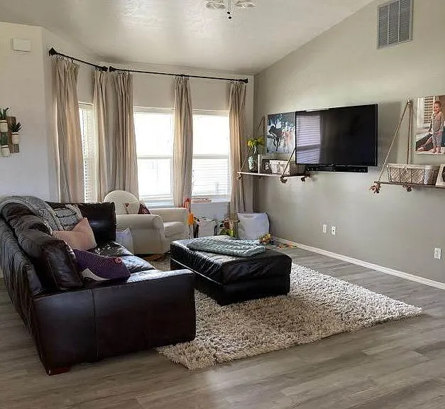 2685 NE Haskett Pl — Photo 3