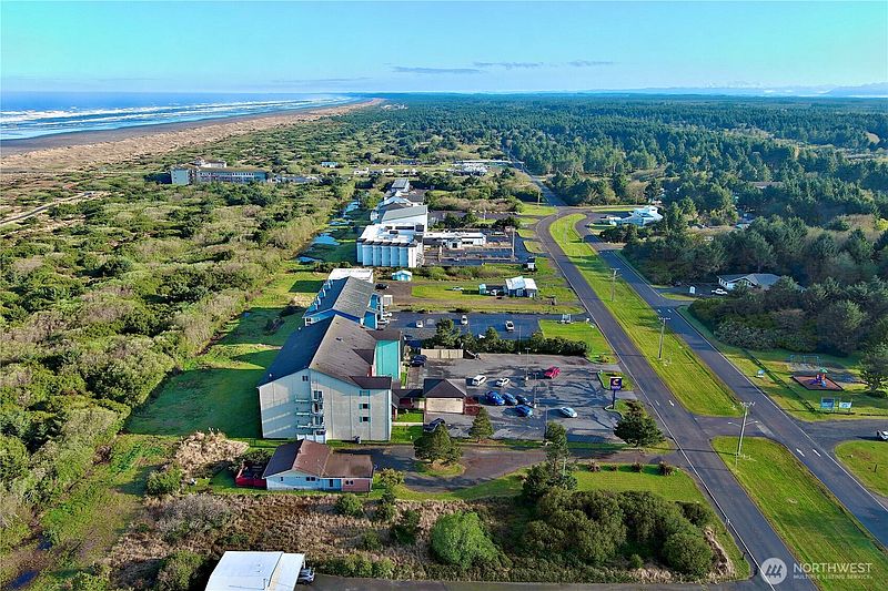 5th image of 823 Ocean Shores Boulevard NW