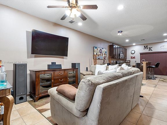 3rd image of 5904 Woodlands Blvd