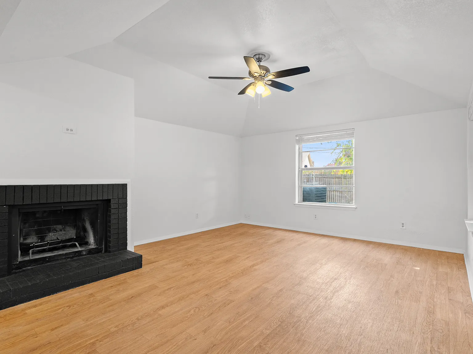 2806 Spring Valley Dr — Photo 4