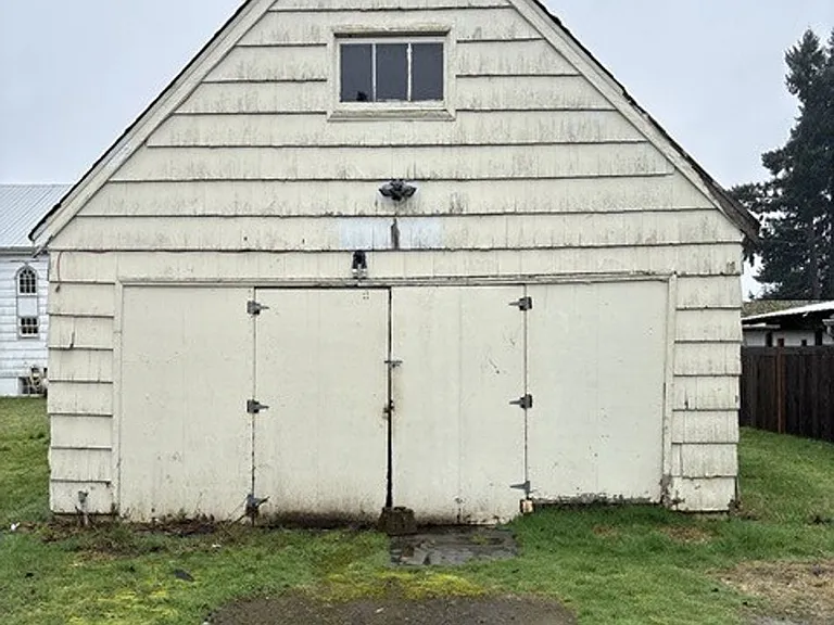 595 E Washington St — Photo 33