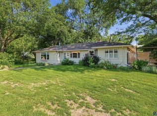 512 E 7th St, Dell Rapids, SD 57022