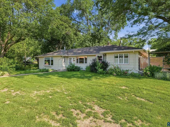 512 E 7th St, Dell Rapids, SD 57022