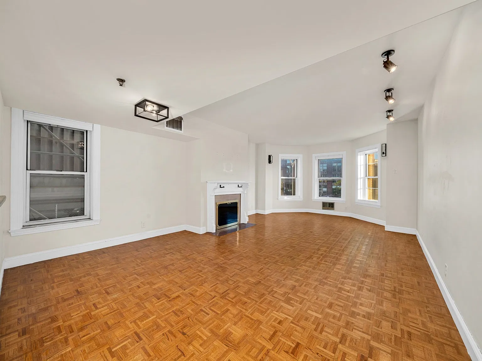 1 bed, 1.5 bath, 767 sqft, $4,000 — Photo 2