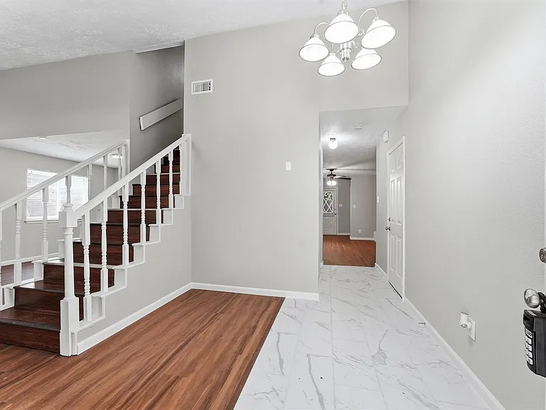 2042 Bridge Cross Ln — Photo 3