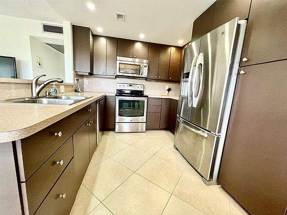 3rd image of 3060 Lyndhurst #3060
