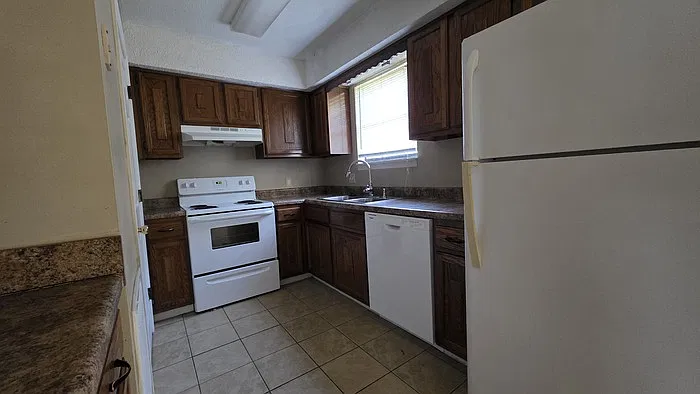 2 bed, 1.5 bath, 1150 sqft, $1,100 — Photo 2