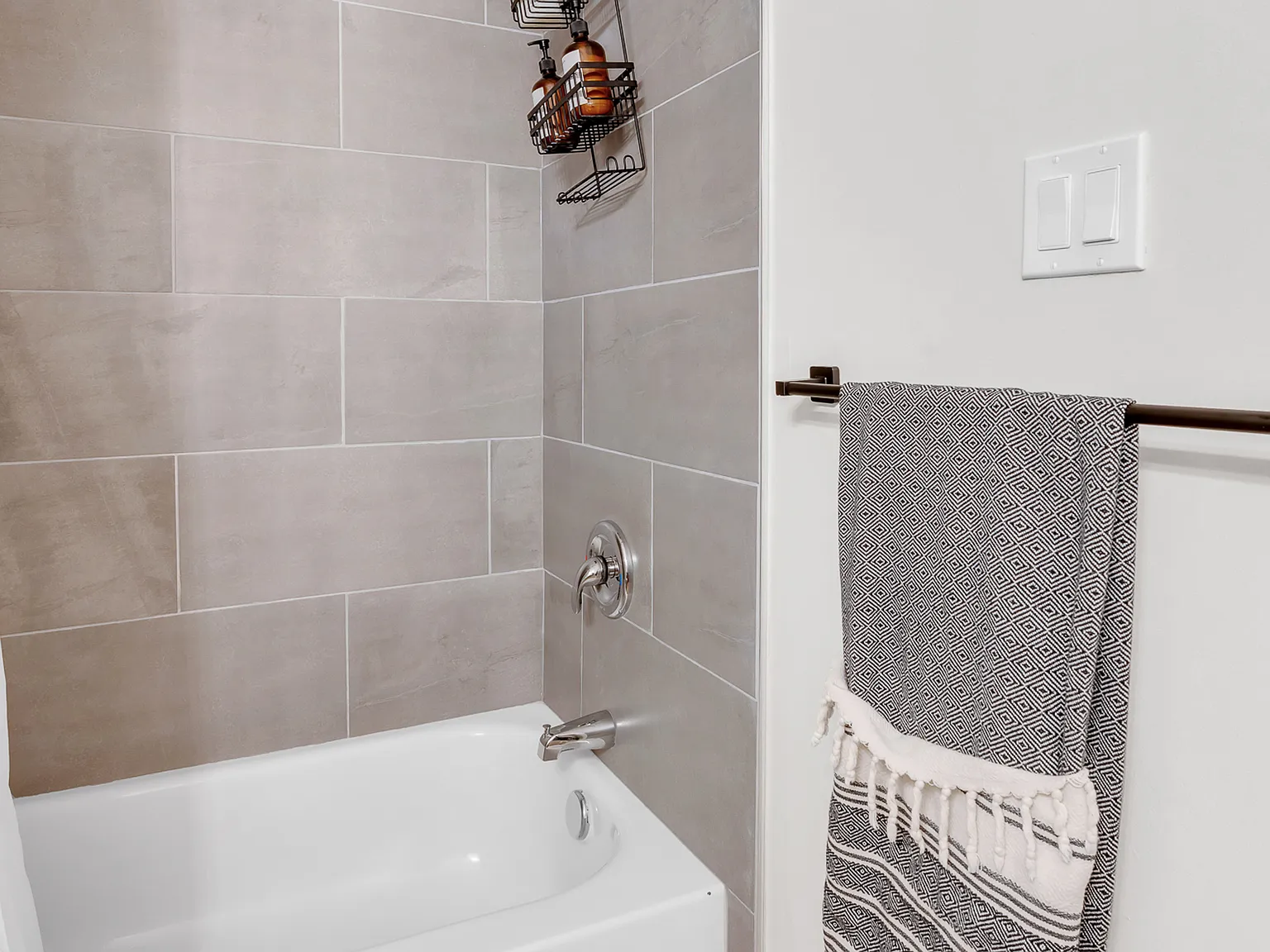 3 bed, 1.5 bath, 850 sqft, $3,300 — Photo 3