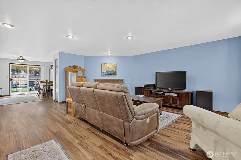 3rd image of 219 S 316th Place