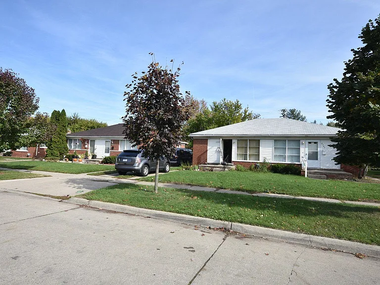 2758 Ackley Ave — Photo 8