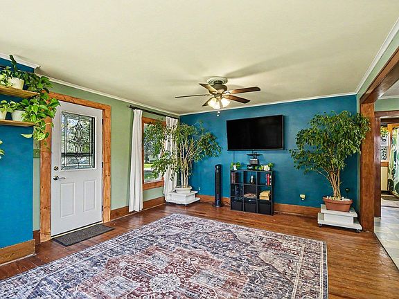 3rd image of 220 2nd Ave