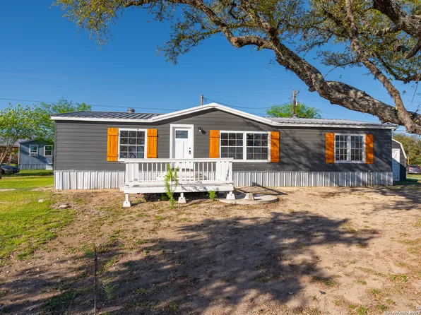 105 N Oak Ridge Dr, Center Point, TX 78010