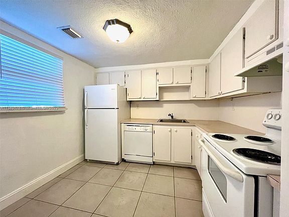 3rd image of 13707 Kendale Lakes Cir #109