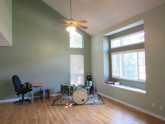 2nd image of 605 Greenwich Dr