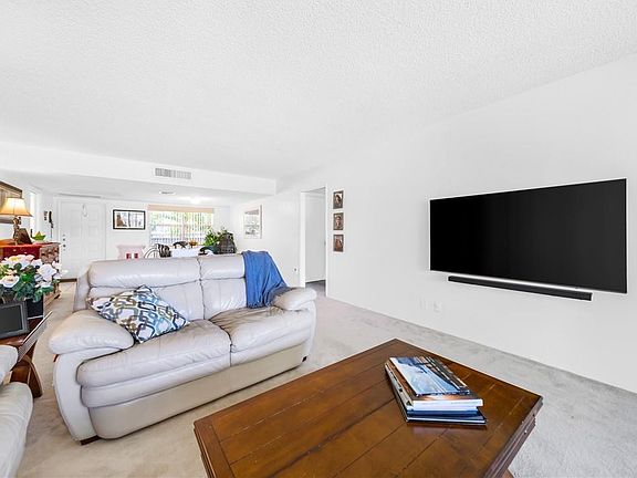 4th image of 903 Cypress Terrace #202