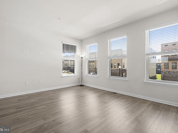 5th image of 861 Amity St