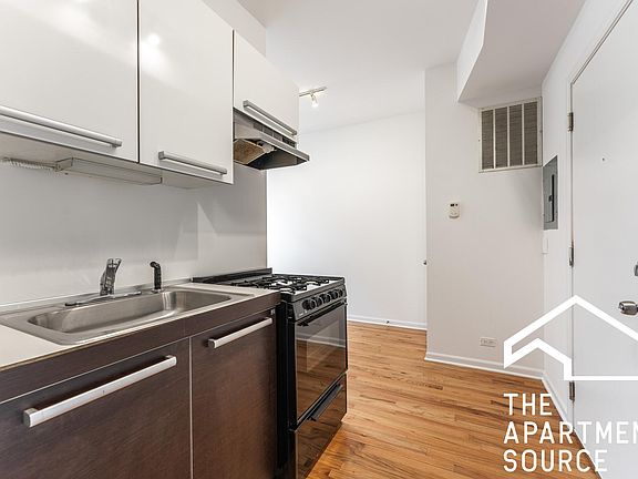 2nd image of 5054 N Winthrop Ave #402F
