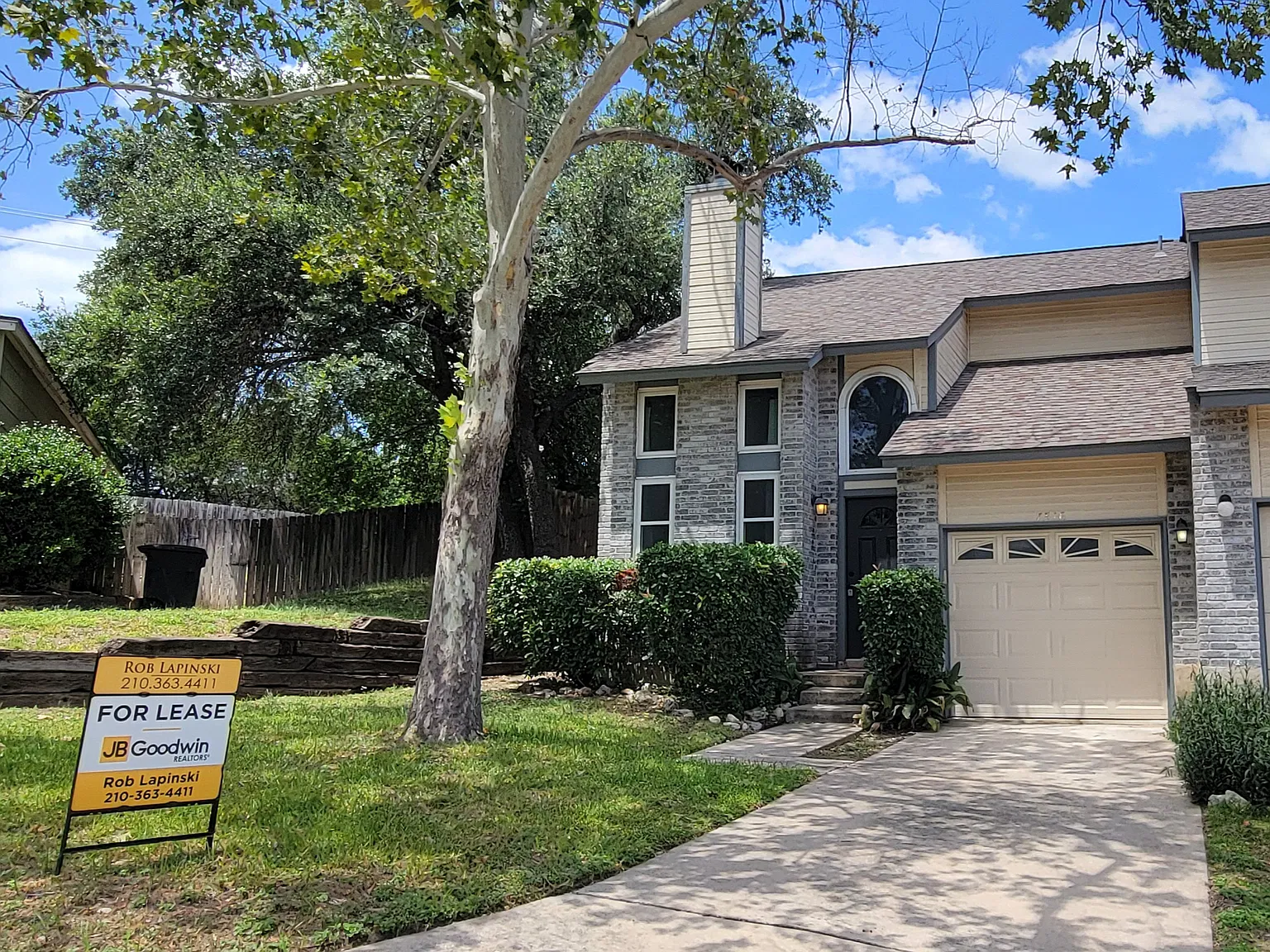 2 bed, 2.5 bath, 938 sqft, $1,550 — Photo 2