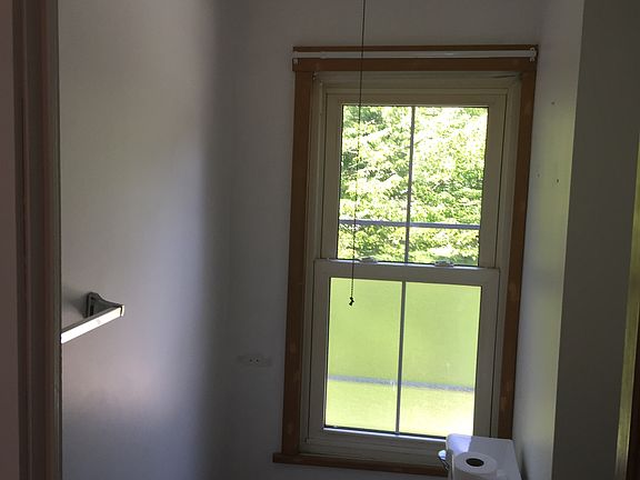 3rd image of 423 Bell St