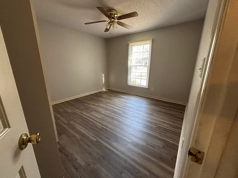 2080 Country Club Dr — Photo 8
