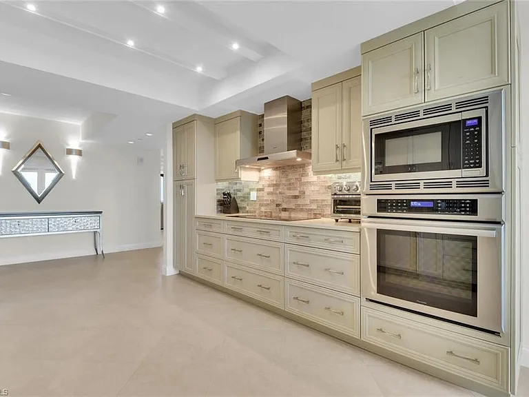 7515 Pelican Bay Blvd #17D — Photo 8
