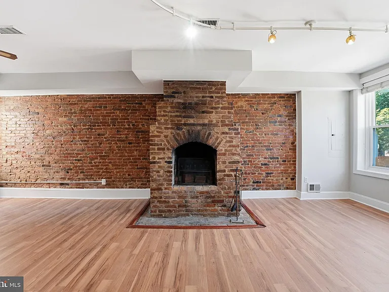1423 Duncan St NE — Photo 2