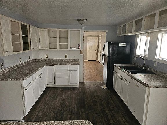 3rd image of 380 NE 43rd Ave
