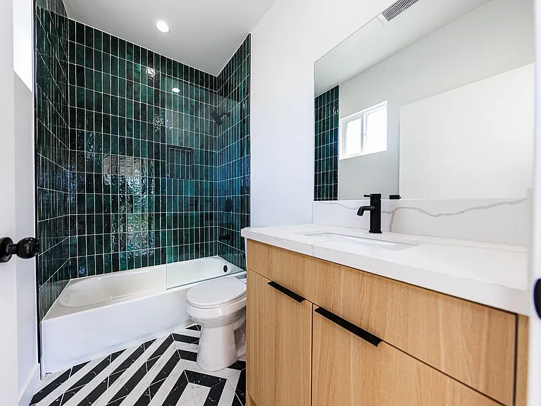 2847 S. Victoria Ave — Photo 26