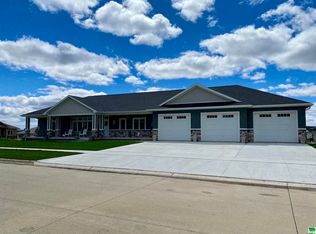 590 Dogwood Dr SE, Le Mars, IA 51031