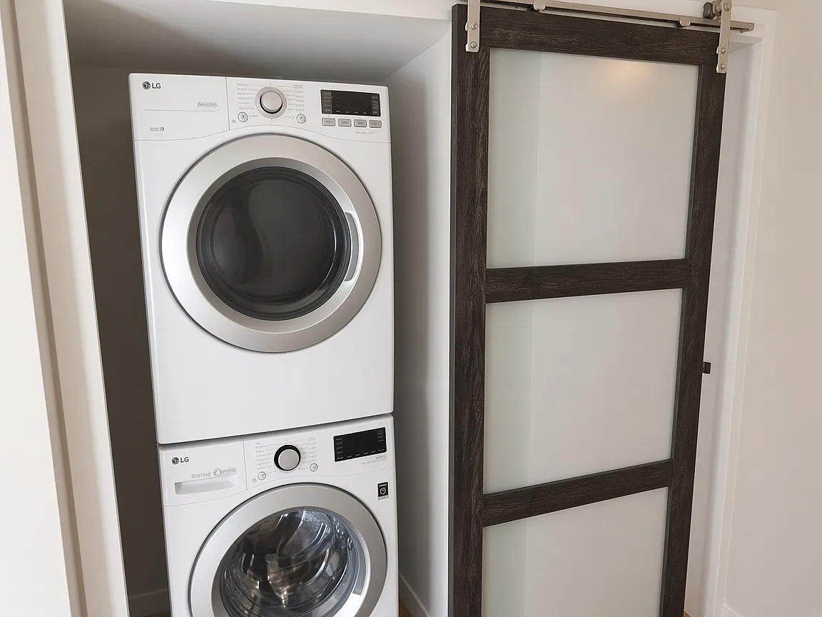 2 bed, 850 sqft, $2,400 — Photo 3