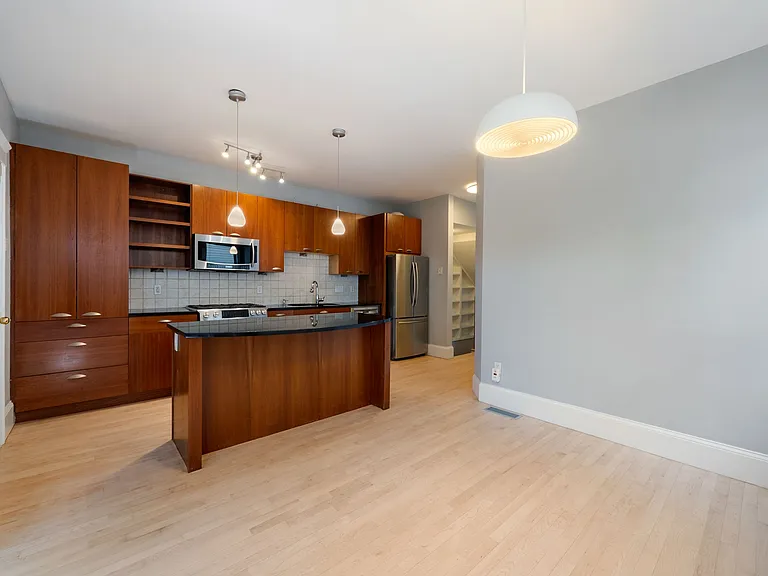 618-620 E 3rd St #1 — Photo 8