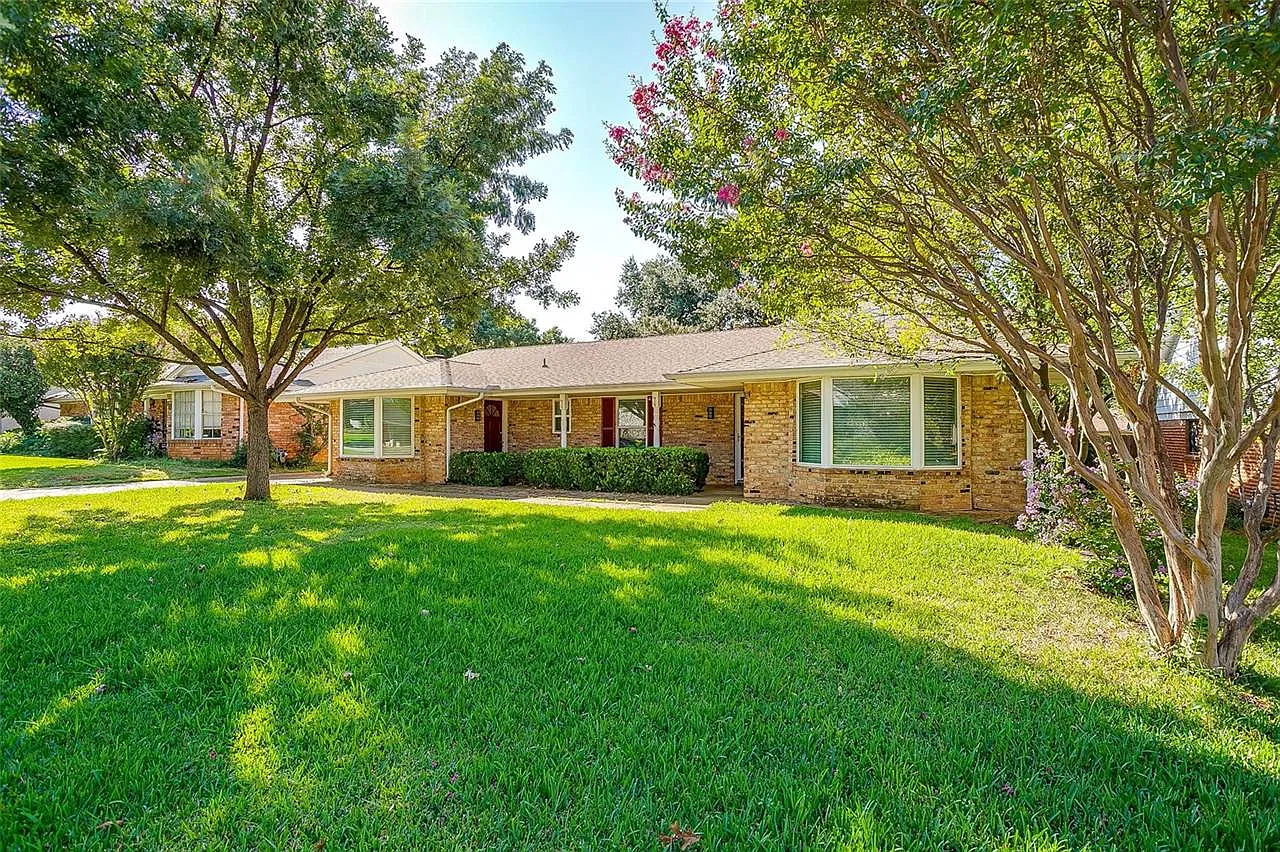 3 bed, 2536 sqft, $3,400 — Photo 2