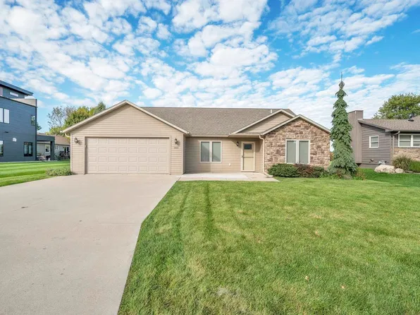 1011 Eloise St, Okoboji, IA 51355