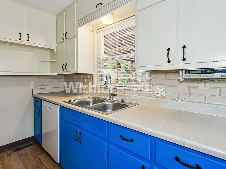 525 S Derby Ave — Photo 6