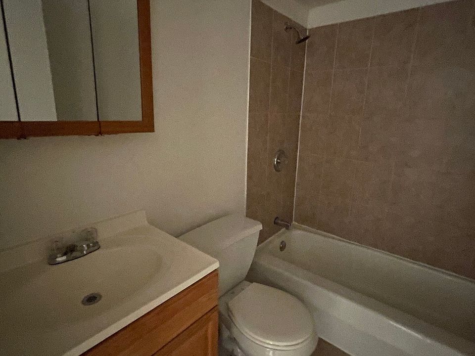 2nd image of 6830 N Sheridan Rd #446