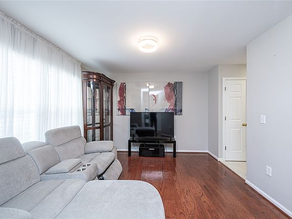 4th image of 205 Corey Way
