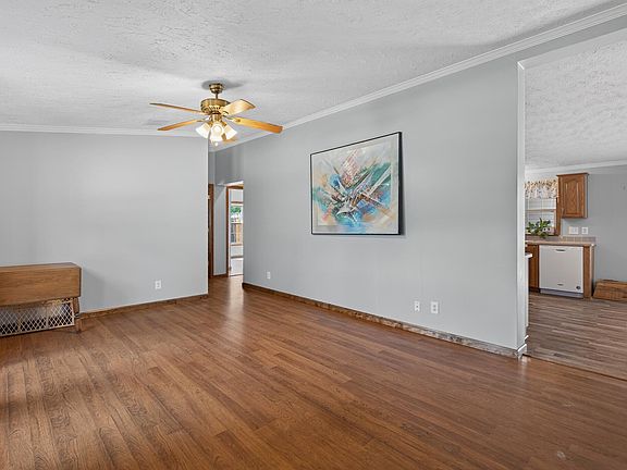 3rd image of 371 Pinewood Dr