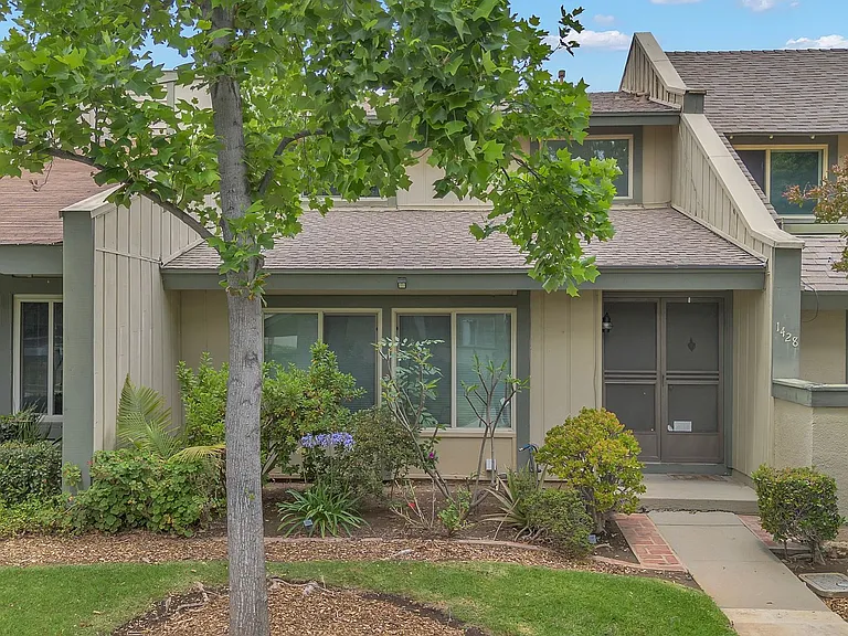 1428 Camelot Dr — Photo 1
