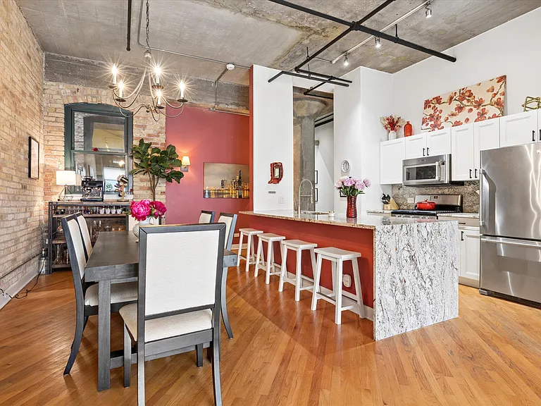411 W Ontario St #210 — Photo 4