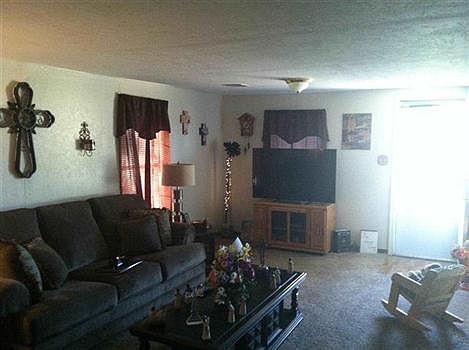 2nd image of 812 W Peach Ave