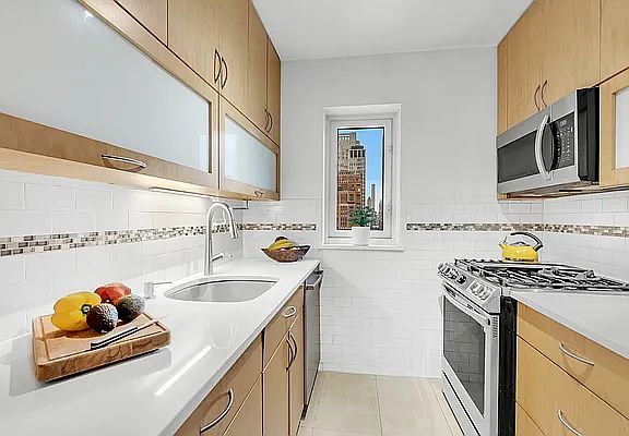 5th image of 161 W 61st St APT 20F