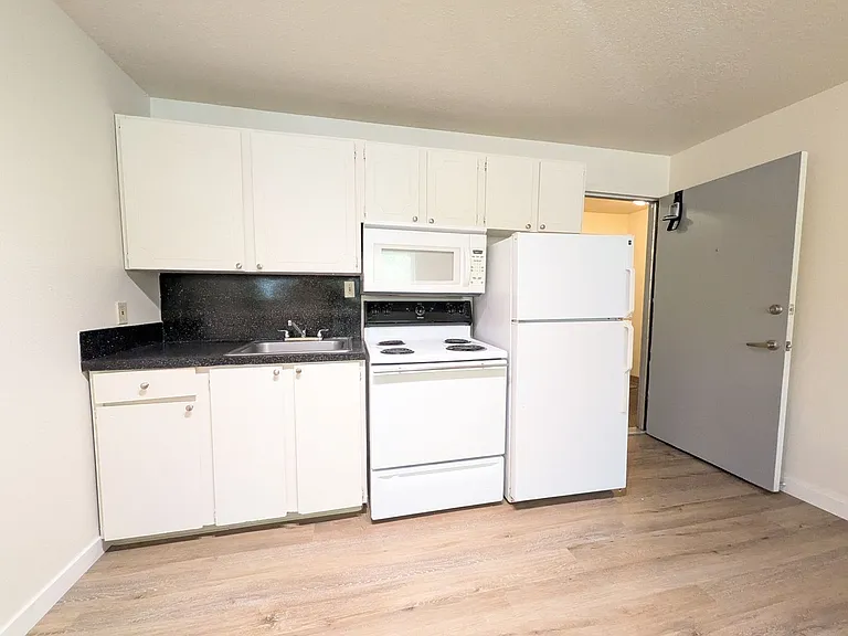 Watergate Apartments — Photo 52
